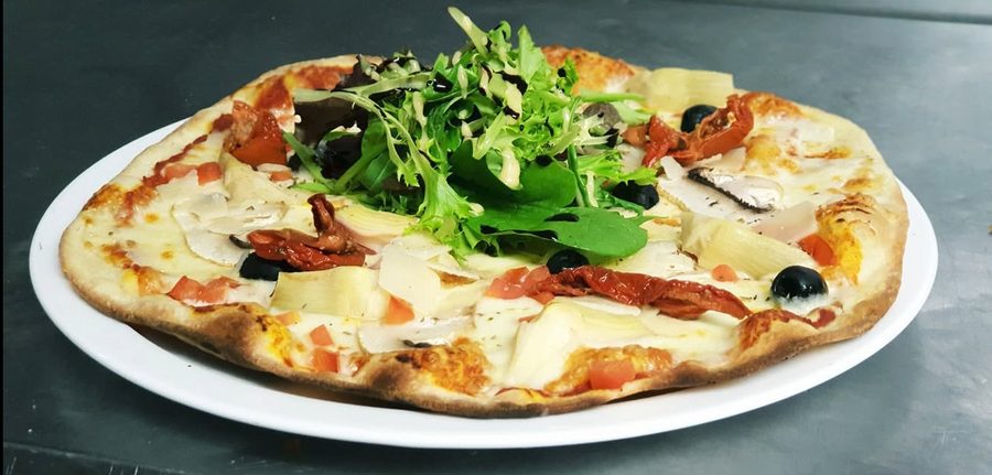Pizza du Bistrot avec salade et copeaux de parmesan