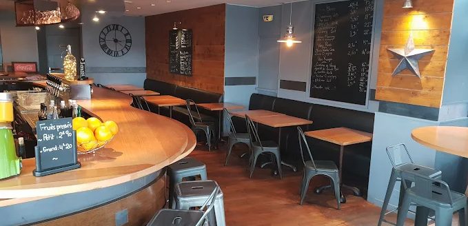 Salle du restaurant Le Bistrot — bar en bois, banquettes et ambiance chaleureuse